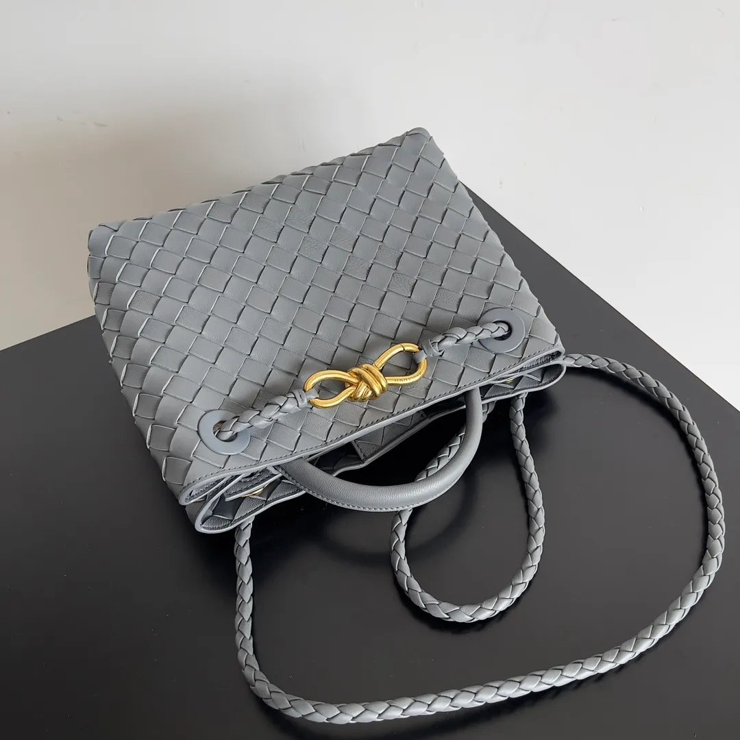 The 2023 new Andiamo batch of 1860 BV has been shipped‼ ️Really popular🔥The new Andiamo woven handbag launched by Bottega Veneta this season is really popular all over the world! ! Celebrities at home and abroad have worn it, and Oscar-winning actress Michelle Yeoh has taken it out on the street. Song Jia, Trai Yara, Yu Feihong, Sanji Ayaka, Rosie Hunting-Whiteley, Yoshioka Riho, etc. have all picked up this bag. It is classic and versatile, showing off its temperament, and the bag capacity is also large, which is very convenient for daily commuting! ! A variety of carrying methods, the shoulder straps can be adjusted by yourself, the original lambskin feels soft and delicate, and the neutral style is made to break gender boundaries and bring a more practical and longer-lasting use experience. Andiamo, which has both elegant and casual styles, perfectly interprets the true appearance of "fashionable old money style". Style number: 743568 Size: 25*22*10.5cm